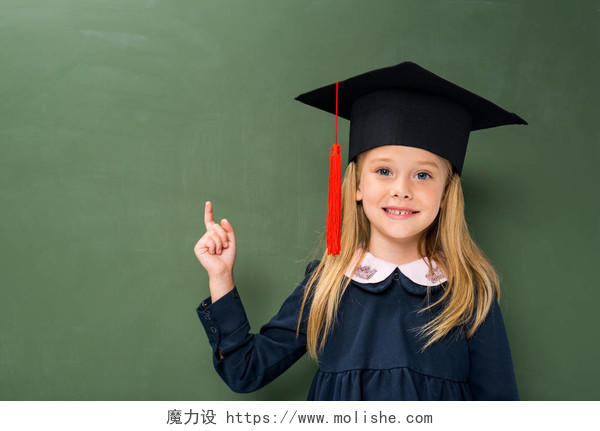女学生戴着毕业帽子指黑板